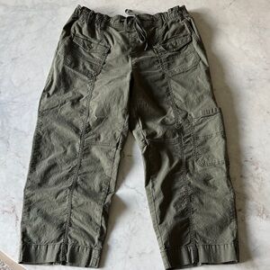 Pilcro by Anthropologie army Green cargo pants. Cropped.